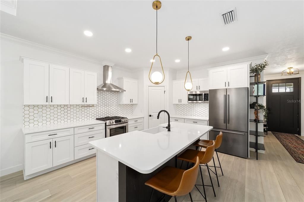 合同活跃: $444,900 (4 贝兹, 2 浴室, 2070 平方英尺)