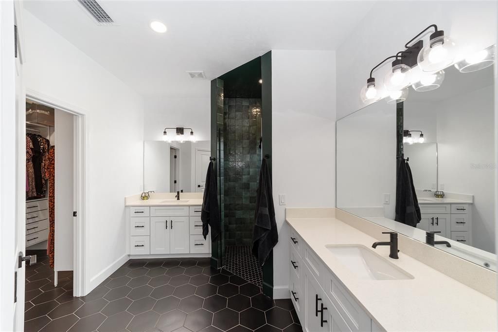 合同活跃: $444,900 (4 贝兹, 2 浴室, 2070 平方英尺)