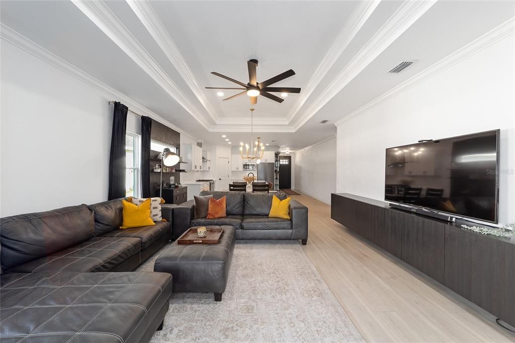 合同活跃: $444,900 (4 贝兹, 2 浴室, 2070 平方英尺)