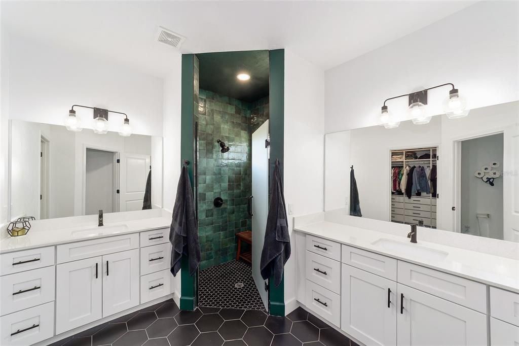 合同活跃: $444,900 (4 贝兹, 2 浴室, 2070 平方英尺)