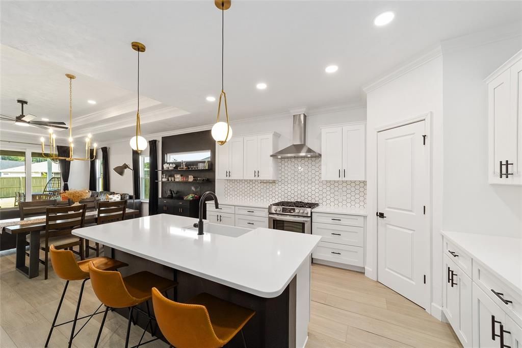 合同活跃: $444,900 (4 贝兹, 2 浴室, 2070 平方英尺)