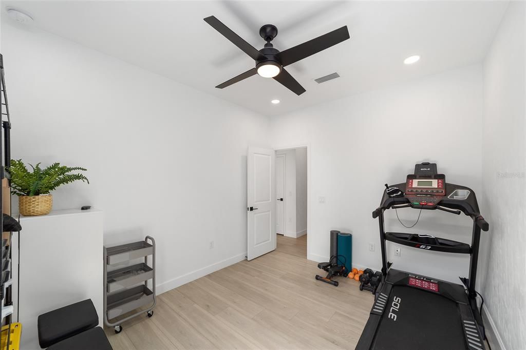 合同活跃: $444,900 (4 贝兹, 2 浴室, 2070 平方英尺)