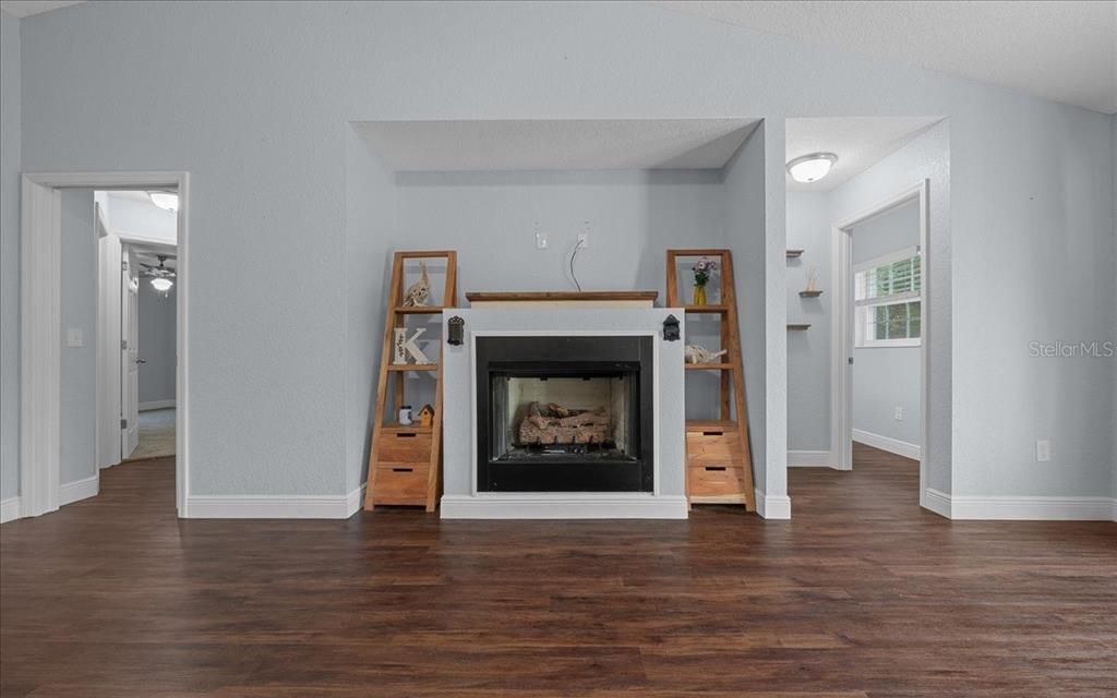 Под контрактом: $565,900 (4 спален, 3 ванн, 1882 Квадратных фут)