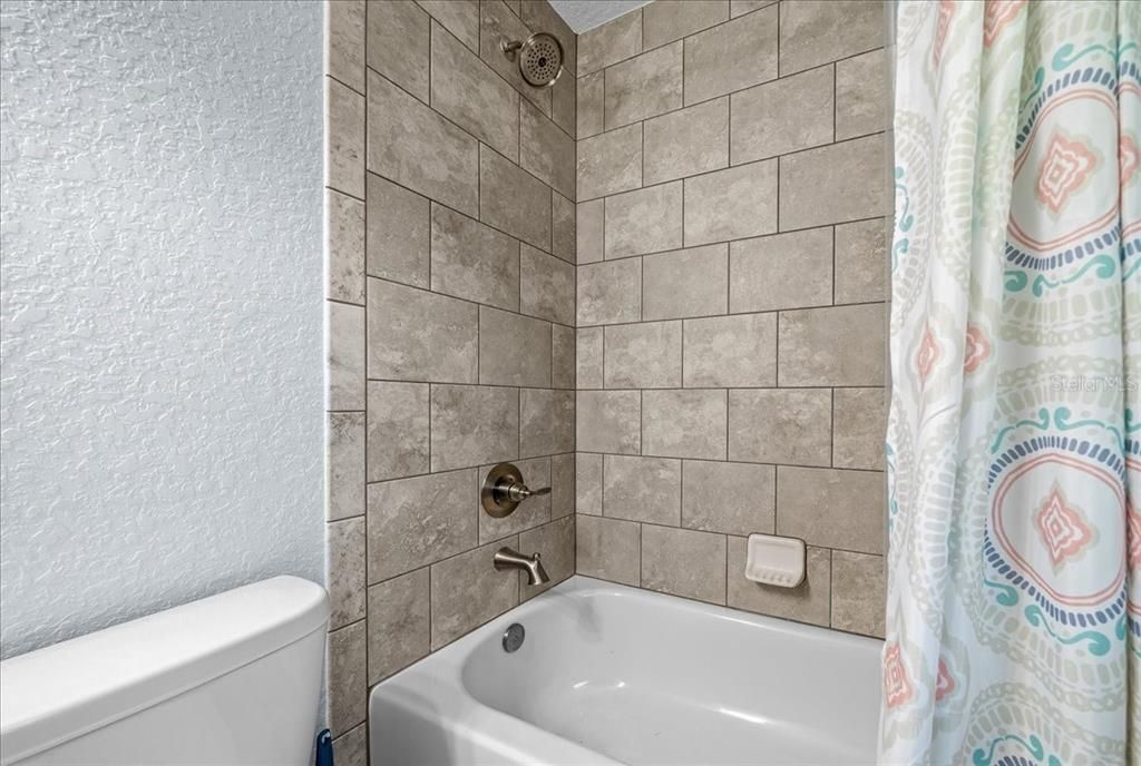 Под контрактом: $565,900 (4 спален, 3 ванн, 1882 Квадратных фут)