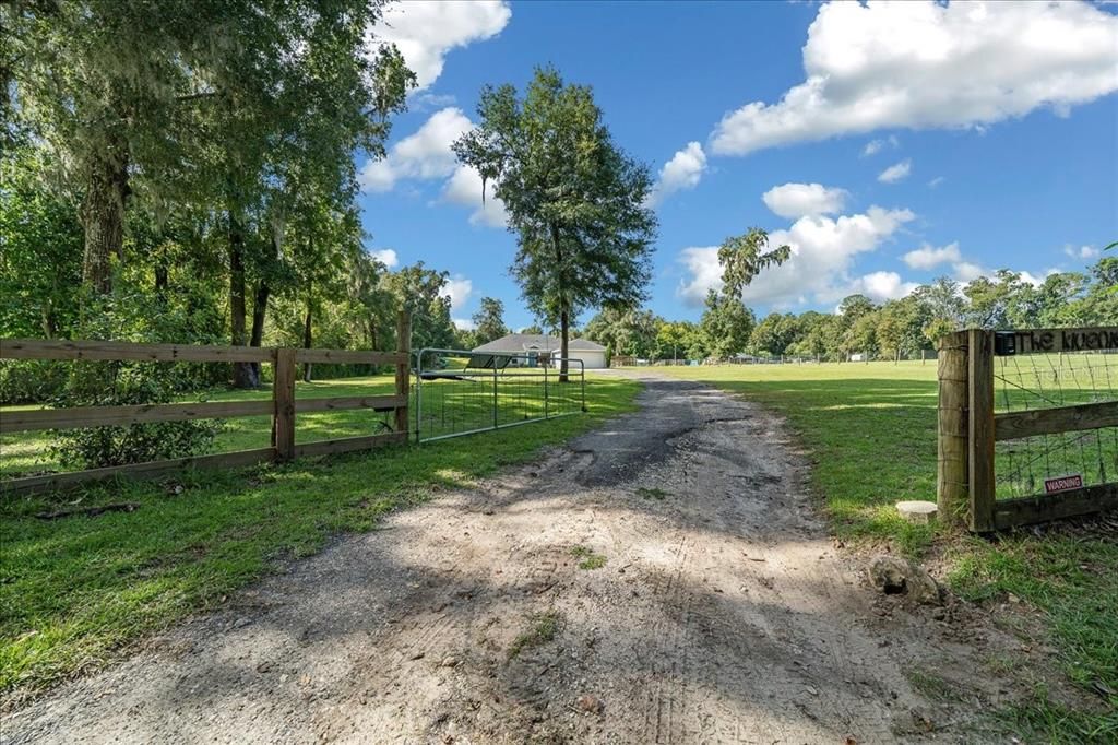 Под контрактом: $565,900 (4 спален, 3 ванн, 1882 Квадратных фут)