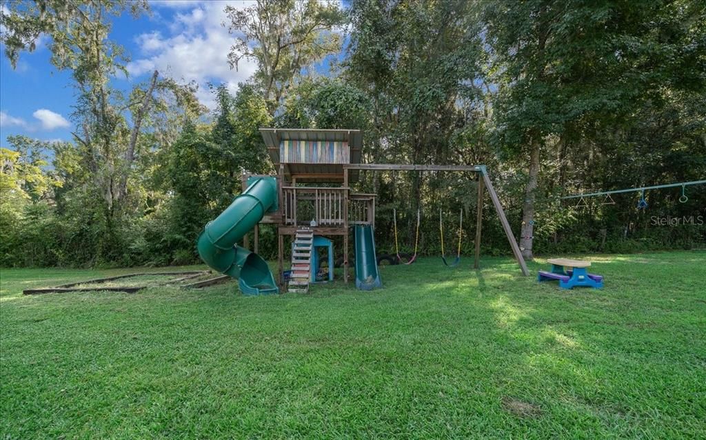 Под контрактом: $565,900 (4 спален, 3 ванн, 1882 Квадратных фут)