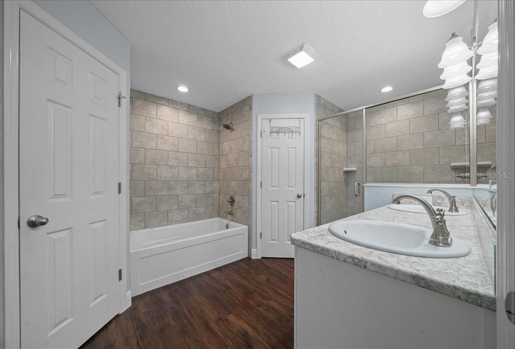 Под контрактом: $565,900 (4 спален, 3 ванн, 1882 Квадратных фут)