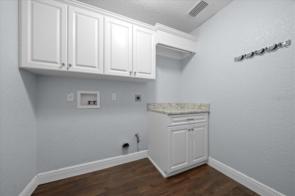 Под контрактом: $565,900 (4 спален, 3 ванн, 1882 Квадратных фут)