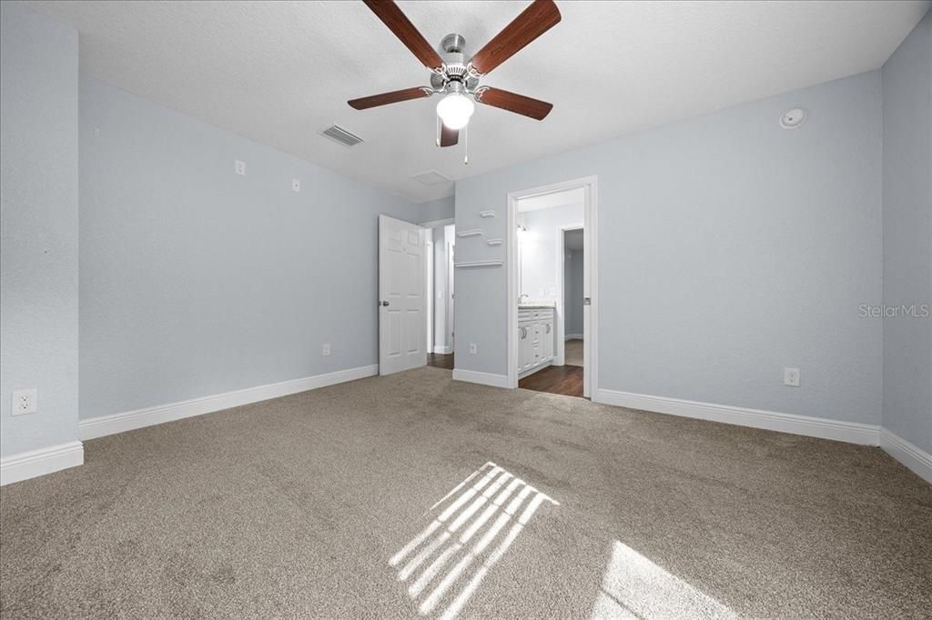 Под контрактом: $565,900 (4 спален, 3 ванн, 1882 Квадратных фут)