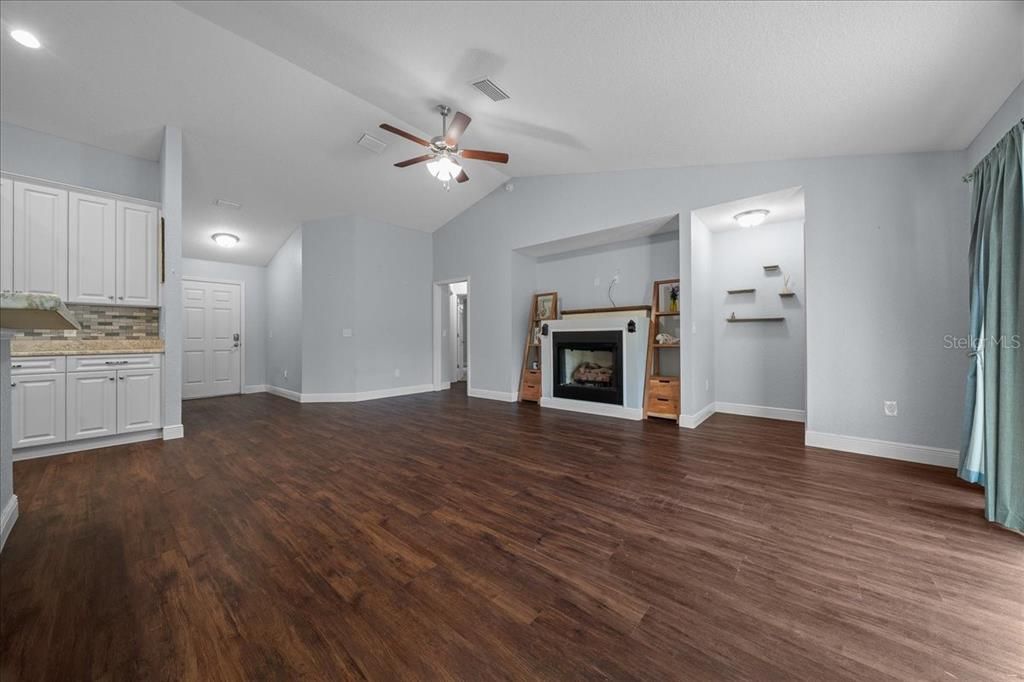 Под контрактом: $565,900 (4 спален, 3 ванн, 1882 Квадратных фут)