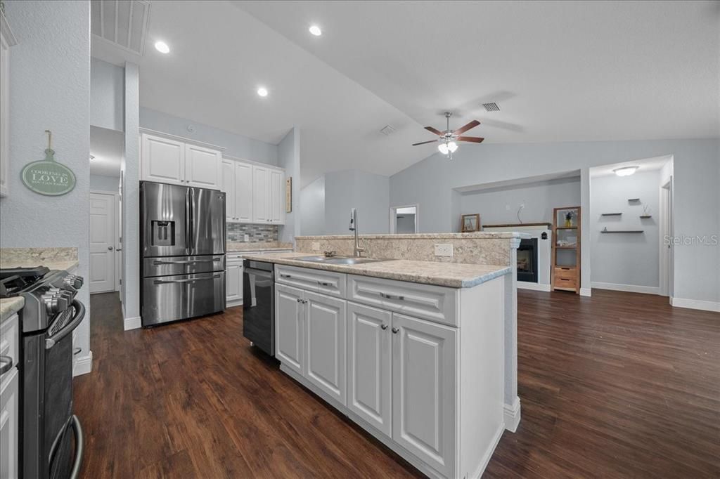 Под контрактом: $565,900 (4 спален, 3 ванн, 1882 Квадратных фут)