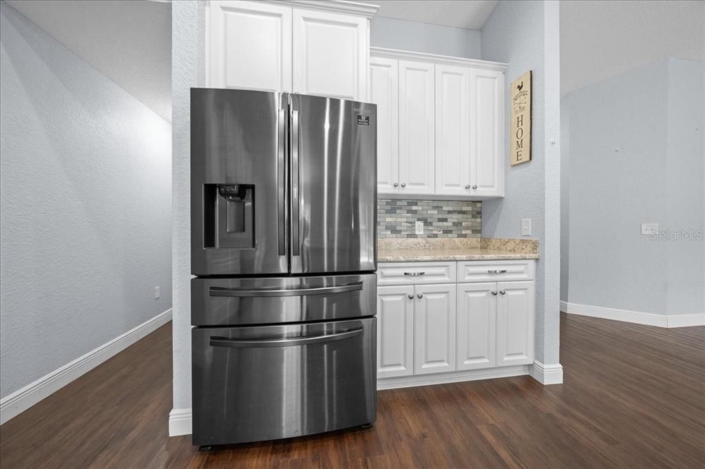 Под контрактом: $565,900 (4 спален, 3 ванн, 1882 Квадратных фут)