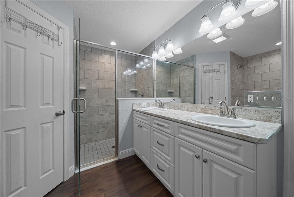 Под контрактом: $565,900 (4 спален, 3 ванн, 1882 Квадратных фут)