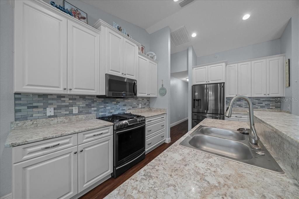 Под контрактом: $565,900 (4 спален, 3 ванн, 1882 Квадратных фут)