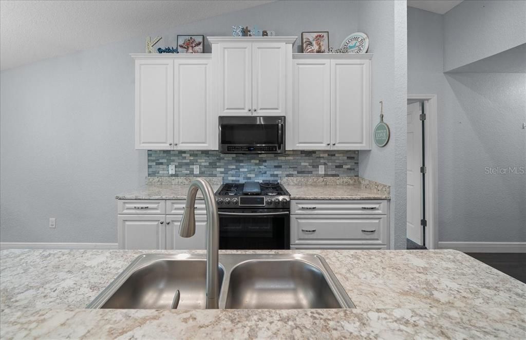 Под контрактом: $565,900 (4 спален, 3 ванн, 1882 Квадратных фут)