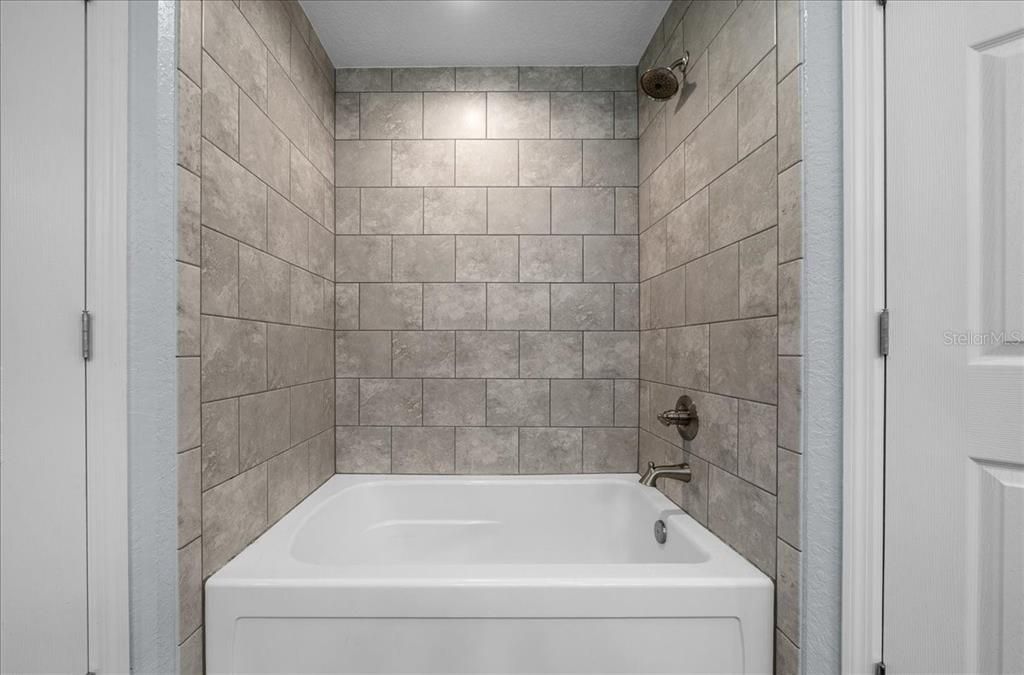 Под контрактом: $565,900 (4 спален, 3 ванн, 1882 Квадратных фут)