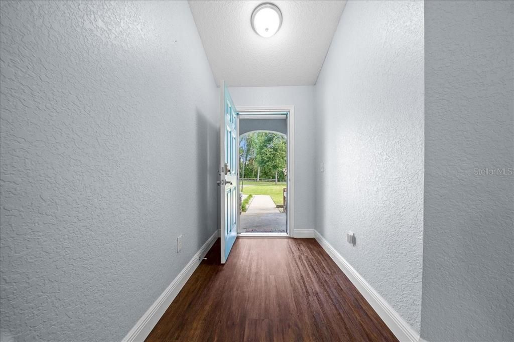 Под контрактом: $565,900 (4 спален, 3 ванн, 1882 Квадратных фут)