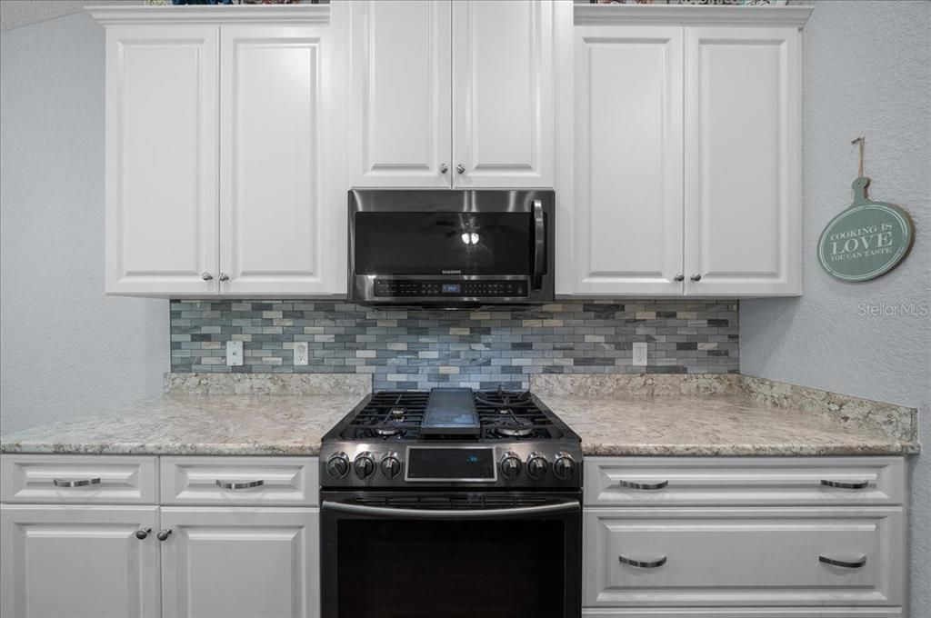 Под контрактом: $565,900 (4 спален, 3 ванн, 1882 Квадратных фут)