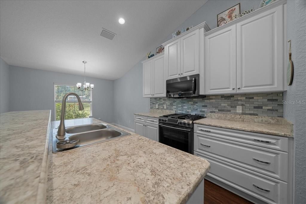 Под контрактом: $565,900 (4 спален, 3 ванн, 1882 Квадратных фут)