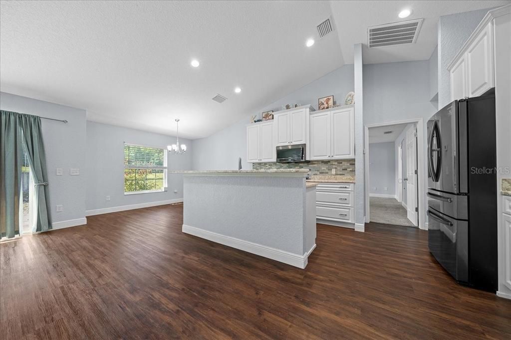 Под контрактом: $565,900 (4 спален, 3 ванн, 1882 Квадратных фут)