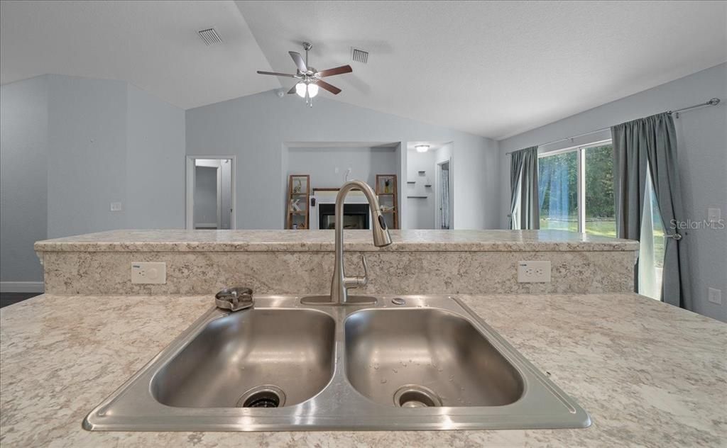 Под контрактом: $565,900 (4 спален, 3 ванн, 1882 Квадратных фут)