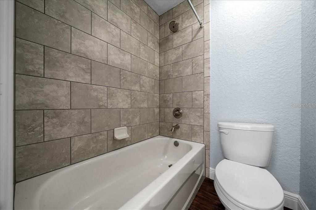 Под контрактом: $565,900 (4 спален, 3 ванн, 1882 Квадратных фут)