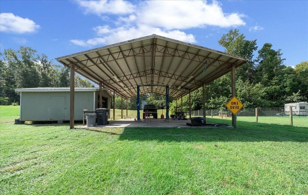 Под контрактом: $565,900 (4 спален, 3 ванн, 1882 Квадратных фут)