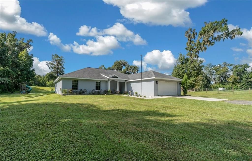 Под контрактом: $565,900 (4 спален, 3 ванн, 1882 Квадратных фут)