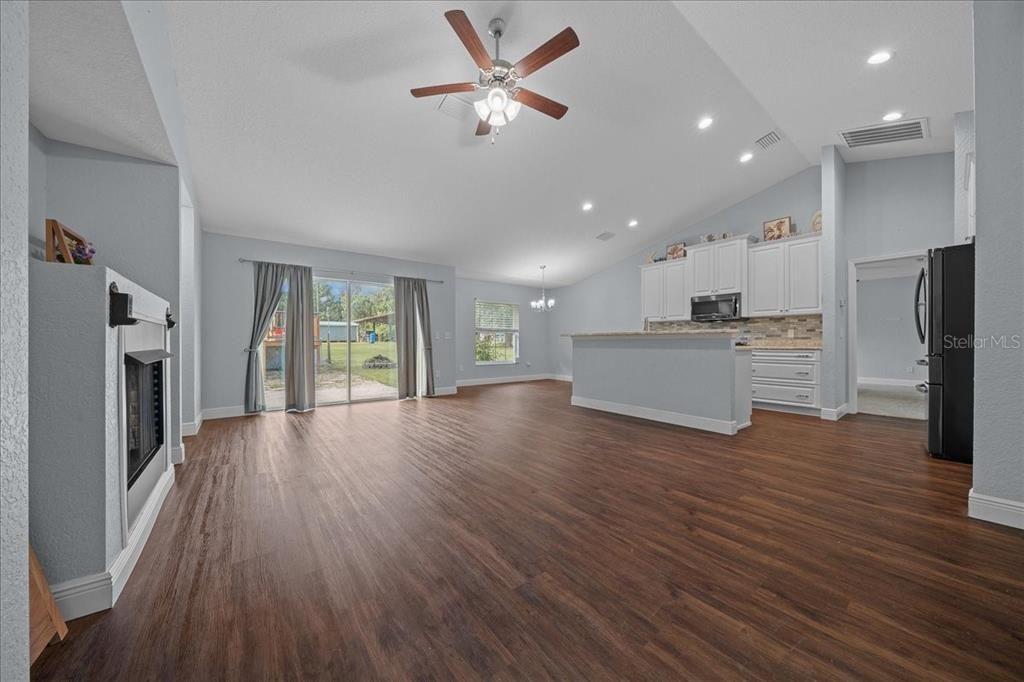 Под контрактом: $565,900 (4 спален, 3 ванн, 1882 Квадратных фут)