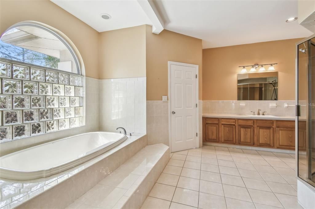 出租: $5,200 (4 贝兹, 5 浴室, 4440 平方英尺)