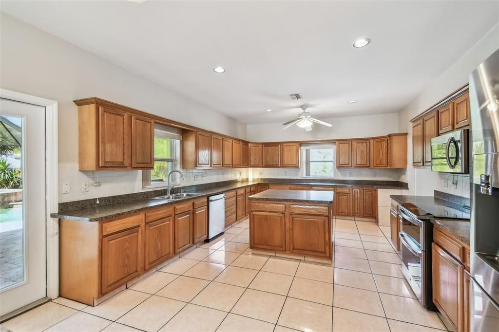 出租: $5,200 (4 贝兹, 5 浴室, 4440 平方英尺)