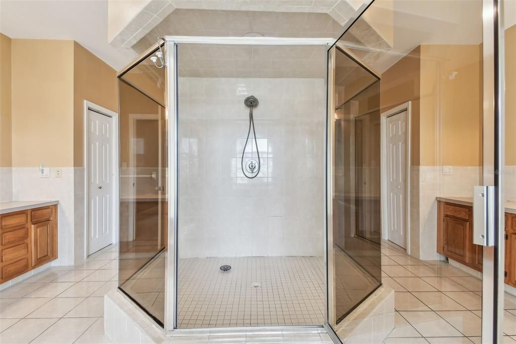 出租: $5,200 (4 贝兹, 5 浴室, 4440 平方英尺)