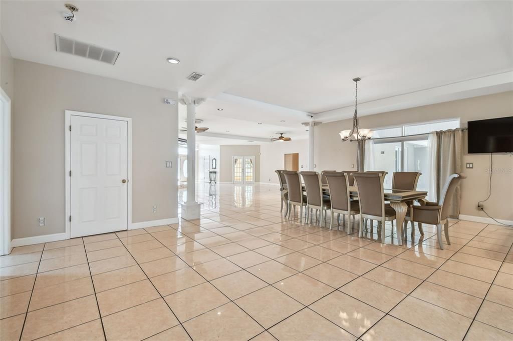 出租: $5,200 (4 贝兹, 5 浴室, 4440 平方英尺)