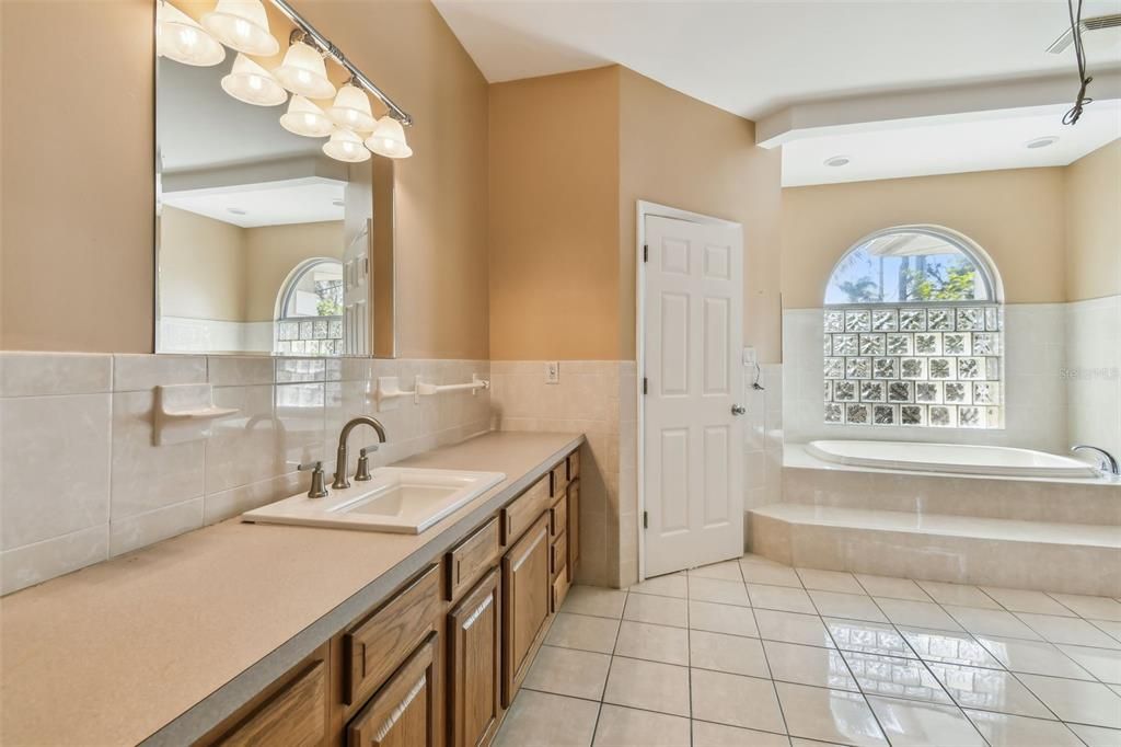 出租: $5,200 (4 贝兹, 5 浴室, 4440 平方英尺)