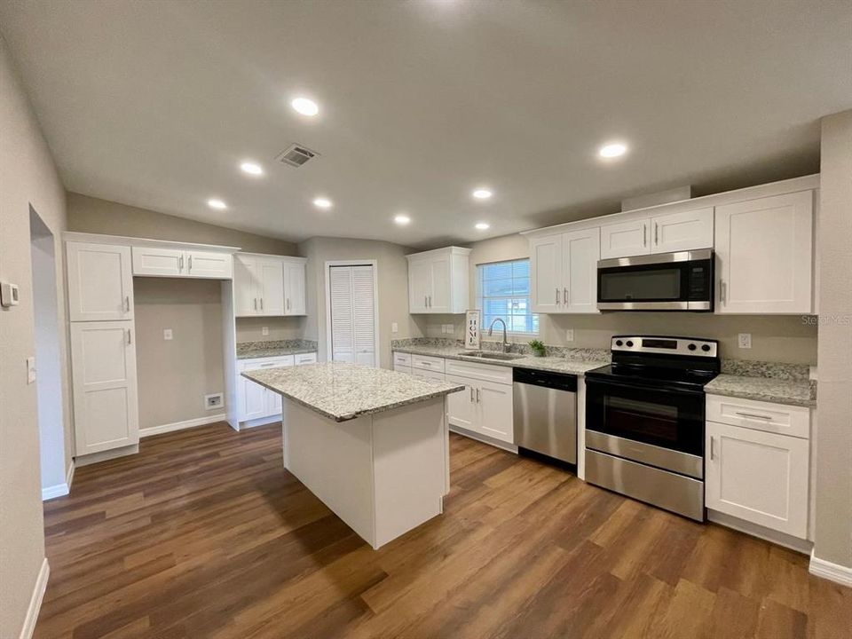 For Sale: $229,900 (3 beds, 2 baths, 1296 Square Feet)