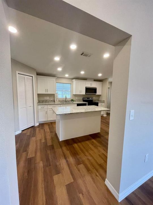 For Sale: $229,900 (3 beds, 2 baths, 1296 Square Feet)