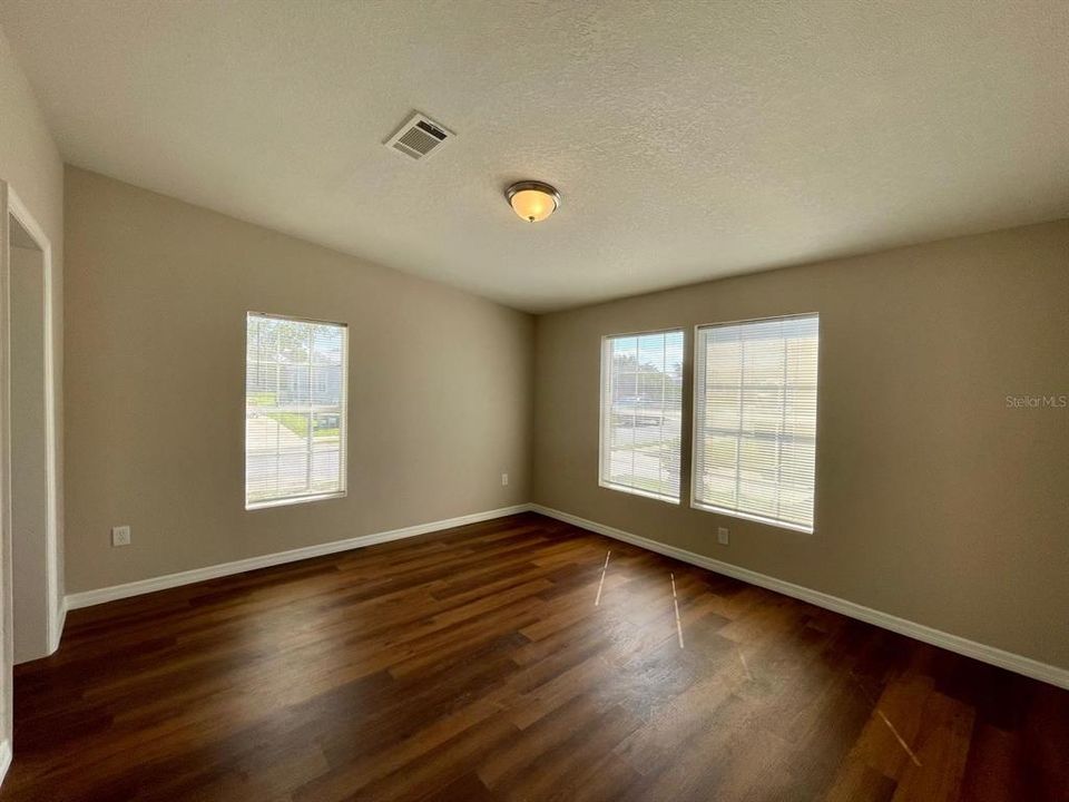 For Sale: $229,900 (3 beds, 2 baths, 1296 Square Feet)