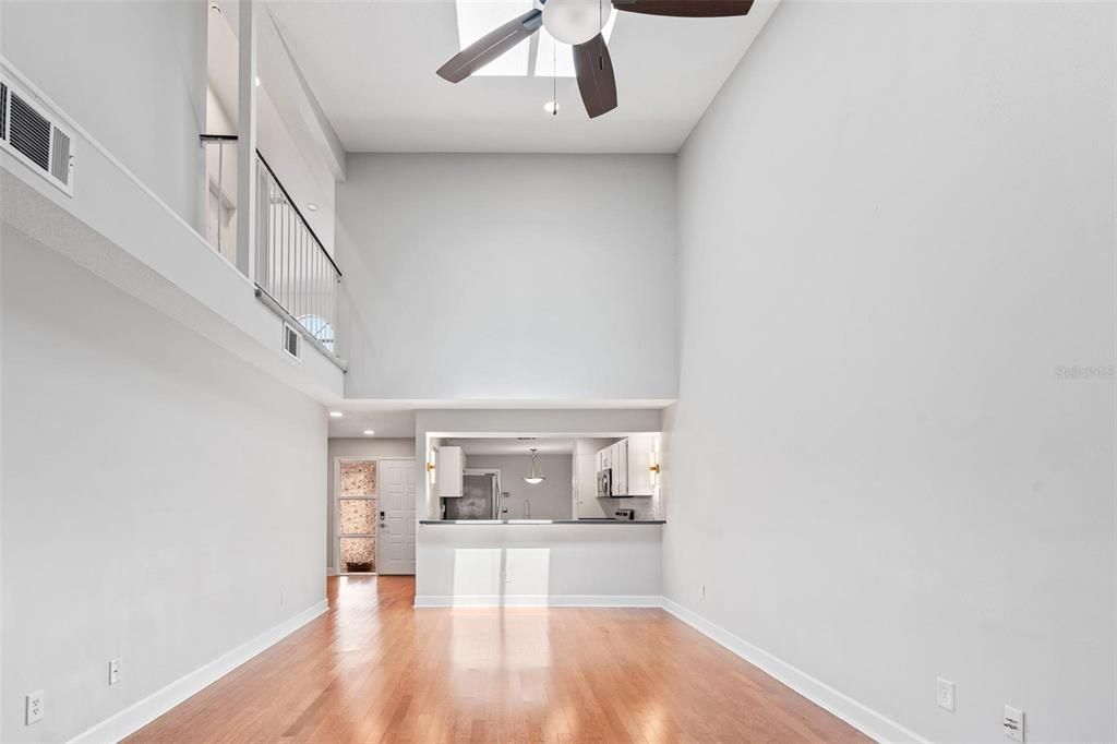 Под контрактом: $464,900 (3 спален, 2 ванн, 1670 Квадратных фут)