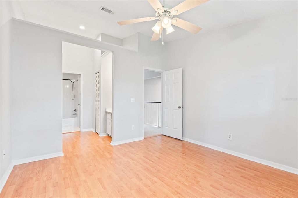 Под контрактом: $464,900 (3 спален, 2 ванн, 1670 Квадратных фут)