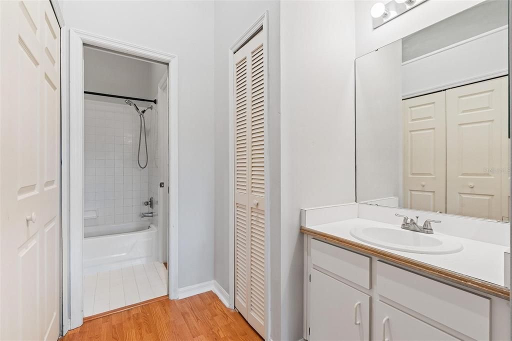 Под контрактом: $464,900 (3 спален, 2 ванн, 1670 Квадратных фут)