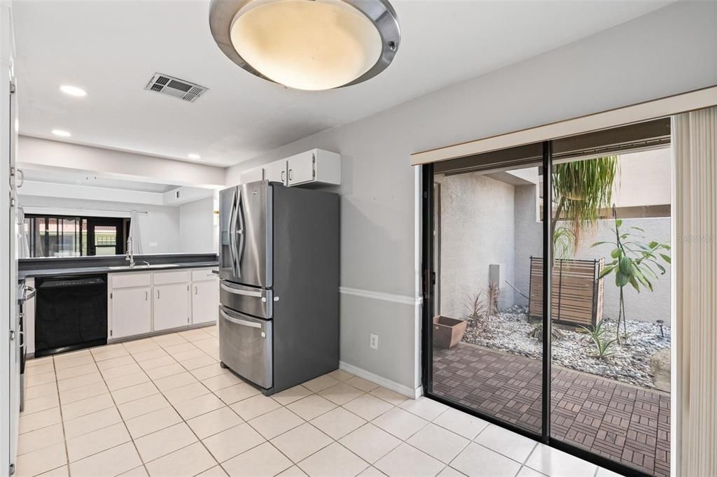 Под контрактом: $464,900 (3 спален, 2 ванн, 1670 Квадратных фут)