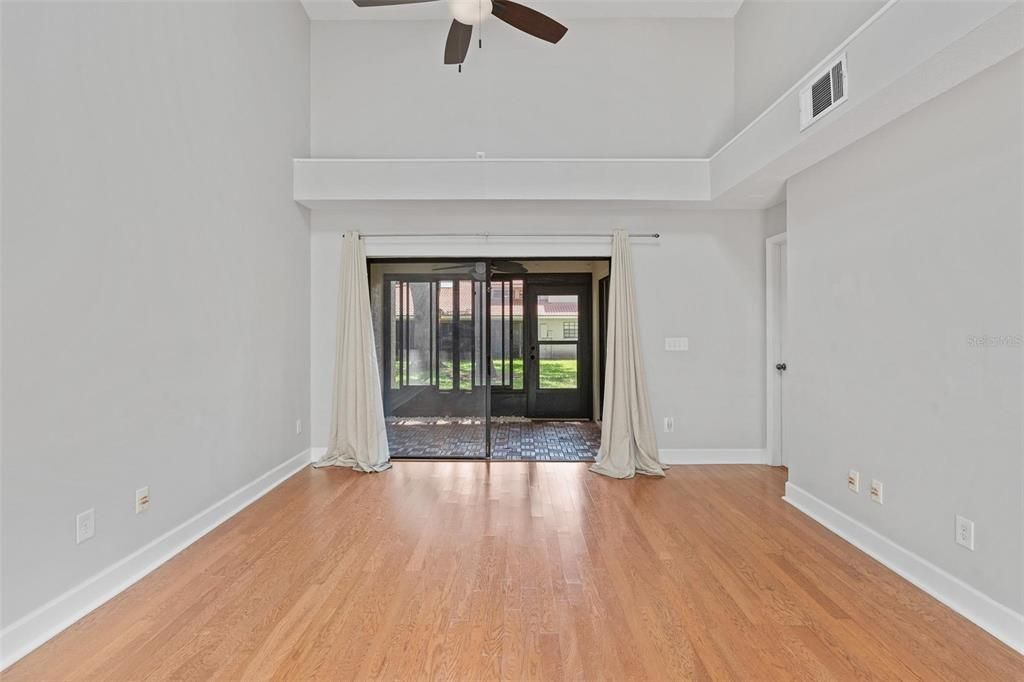 Под контрактом: $464,900 (3 спален, 2 ванн, 1670 Квадратных фут)