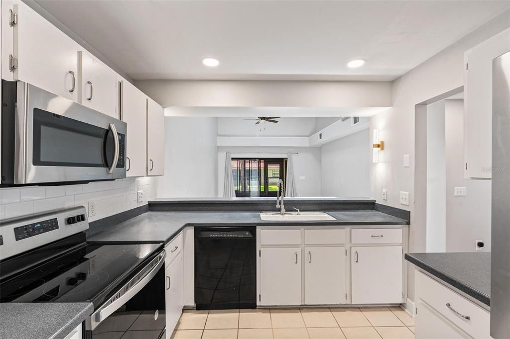 Под контрактом: $464,900 (3 спален, 2 ванн, 1670 Квадратных фут)