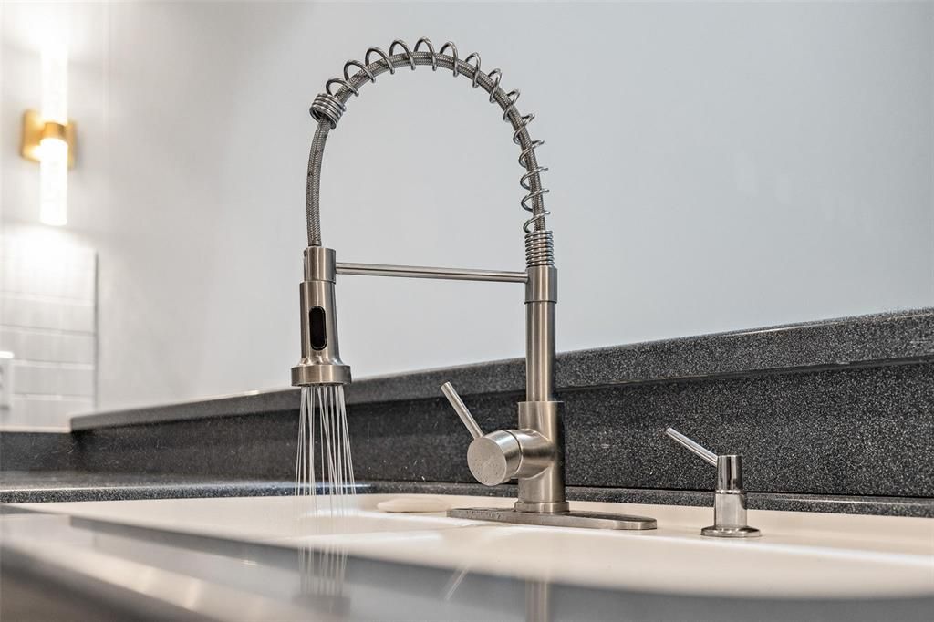 Под контрактом: $464,900 (3 спален, 2 ванн, 1670 Квадратных фут)