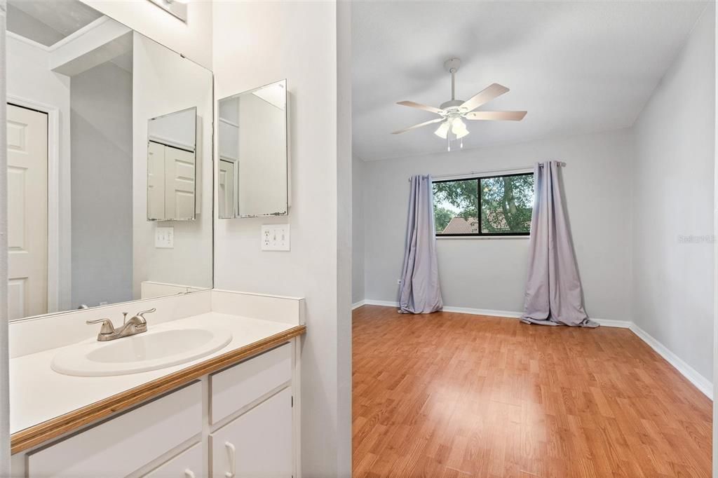 Под контрактом: $464,900 (3 спален, 2 ванн, 1670 Квадратных фут)