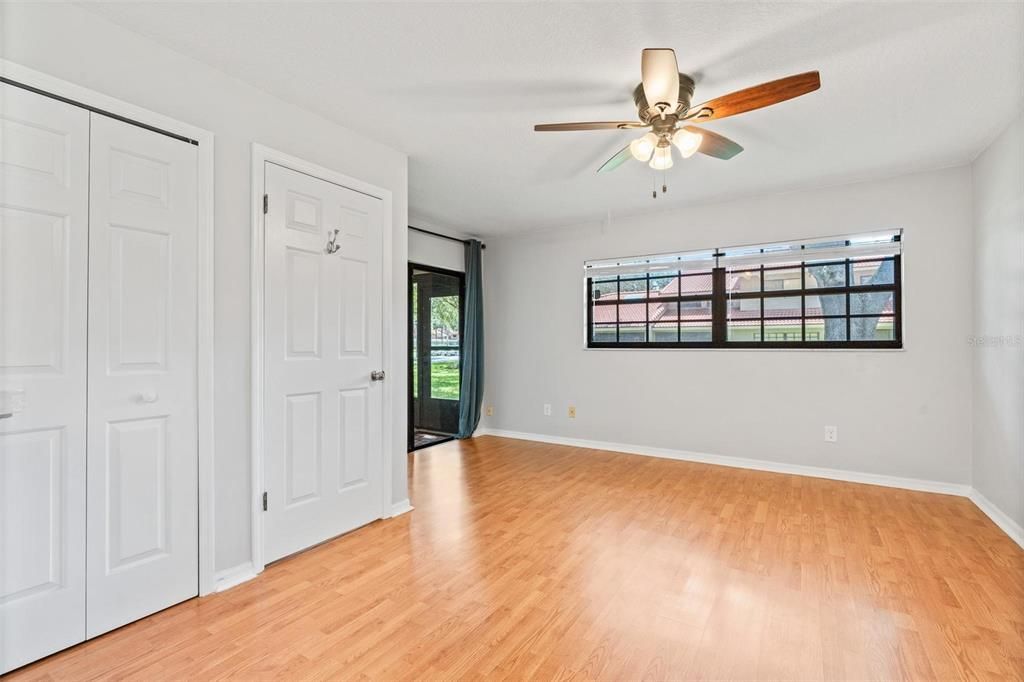 Под контрактом: $464,900 (3 спален, 2 ванн, 1670 Квадратных фут)