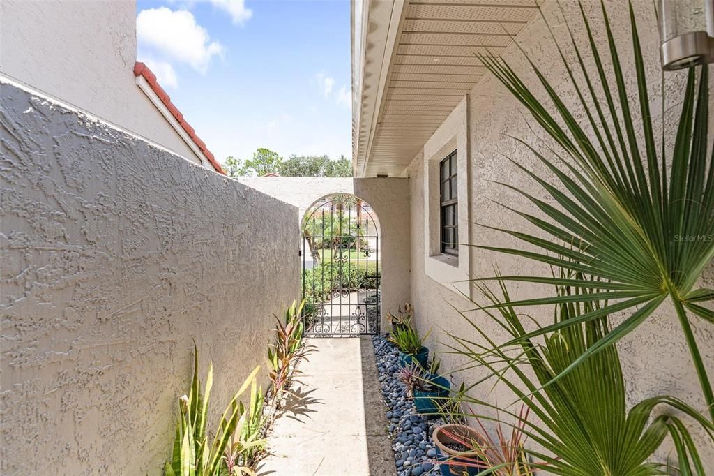 Под контрактом: $464,900 (3 спален, 2 ванн, 1670 Квадратных фут)