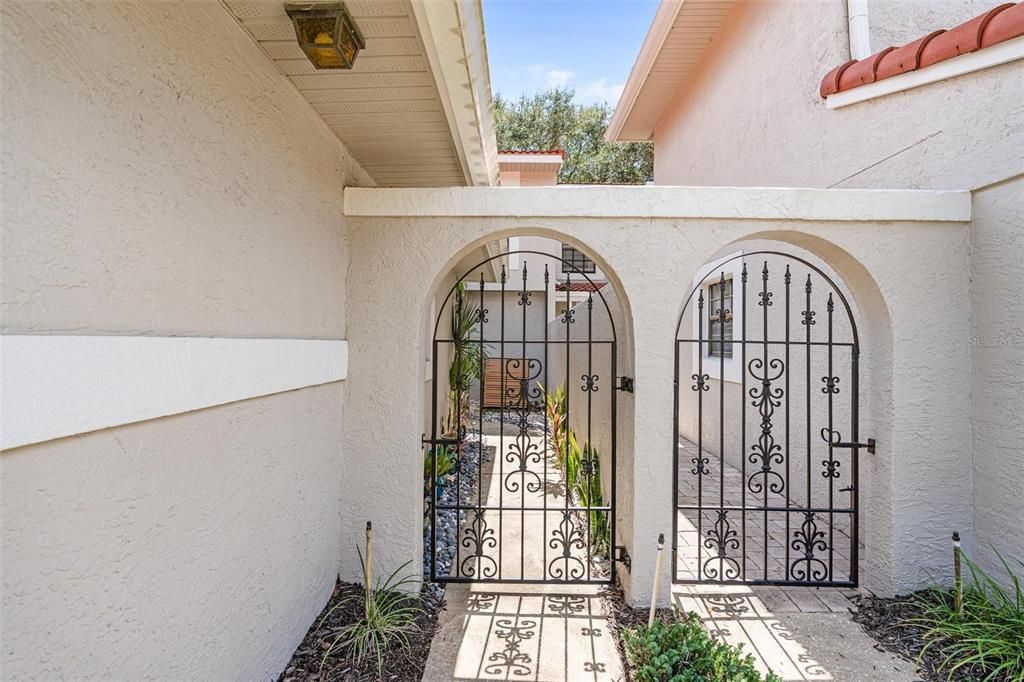 Под контрактом: $464,900 (3 спален, 2 ванн, 1670 Квадратных фут)