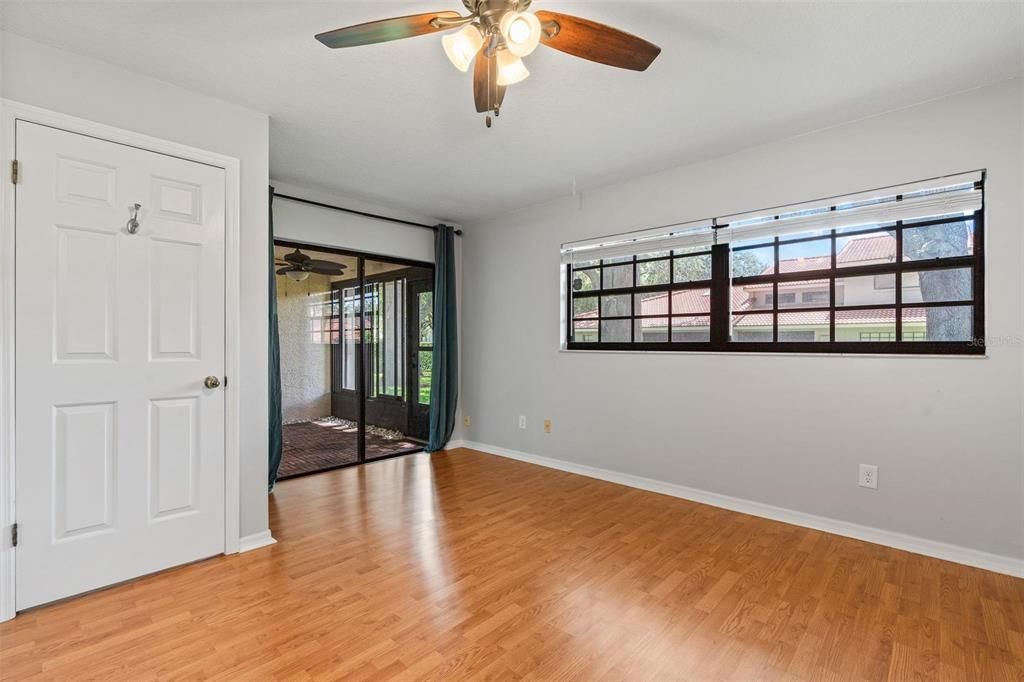 Под контрактом: $464,900 (3 спален, 2 ванн, 1670 Квадратных фут)