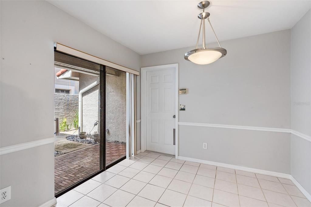 Под контрактом: $464,900 (3 спален, 2 ванн, 1670 Квадратных фут)